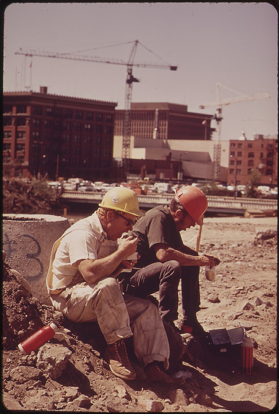 Trabajadores de construccion en pausa en una obra