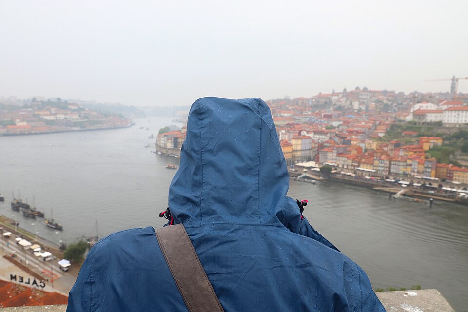 Turista visitando un punto de interes cultural